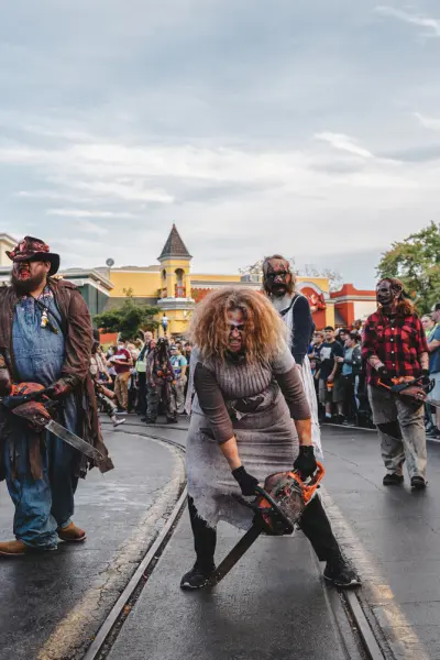 Eine Gruppe von Zombies läuft durch Six Flags