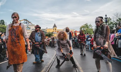 Eine Gruppe von Zombies läuft durch Six Flags