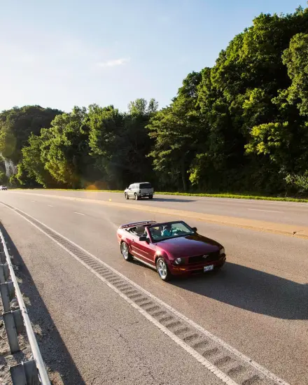 Autos, die auf der Great River Road fahren