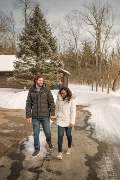 Ein Paar spaziert einen verschneiten Weg entlang