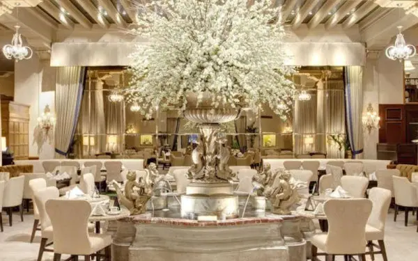 Ein leerer, verzierter Speisesaal im Palm Court Hotel in Chicago 