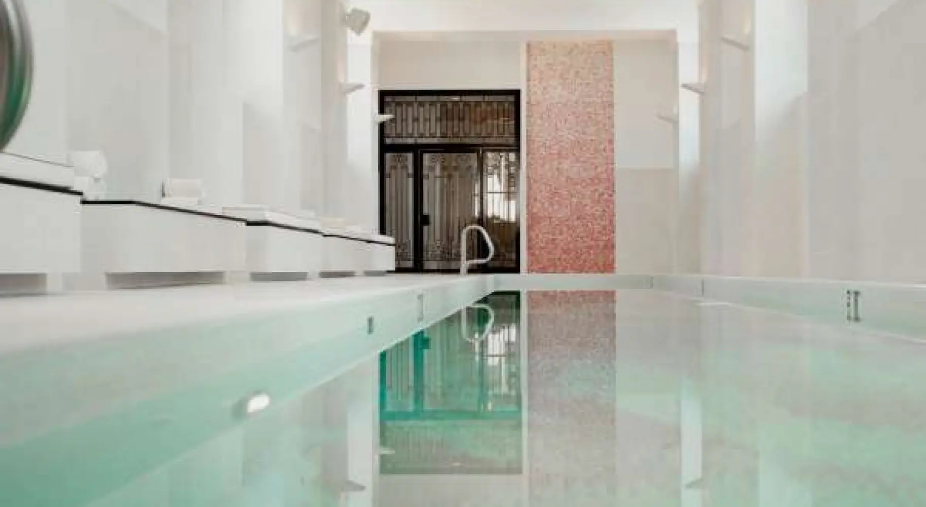 Weißes Interieur mit einem Pool.