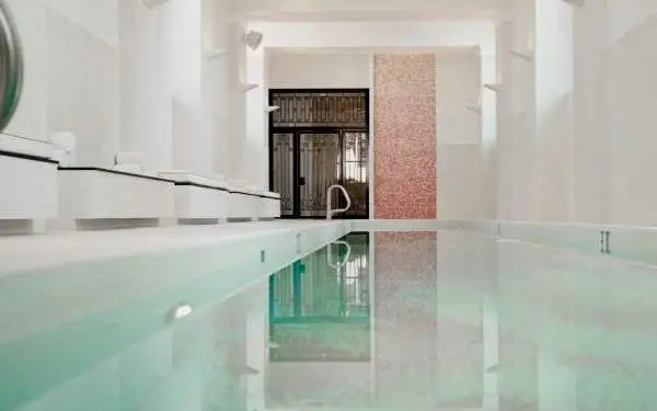 Weißes Interieur mit einem Pool.