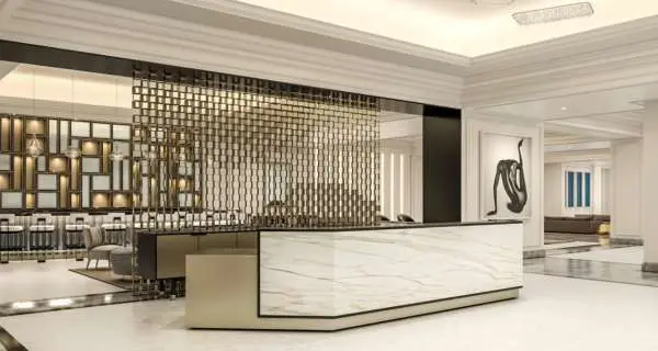 Weißes Interieur des Four Seasons Hotel in Chicago.