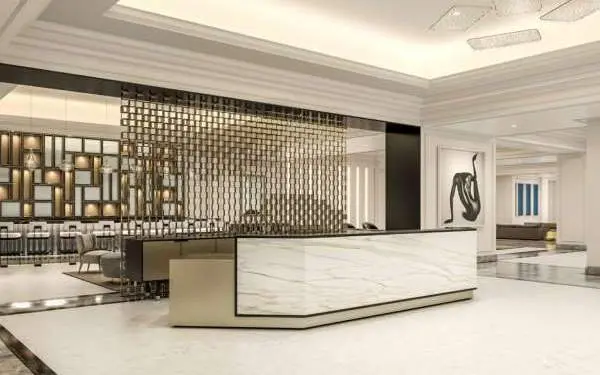 Weißes Interieur des Four Seasons Hotel in Chicago.
