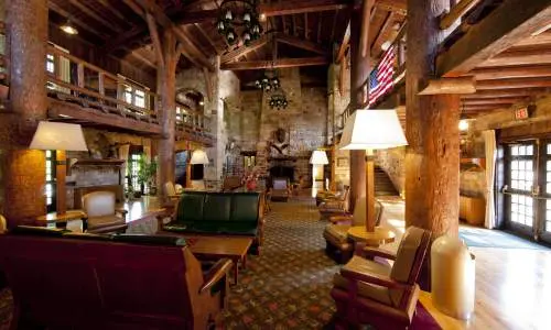 Interieur eines Hotel-Empfangsbereichs