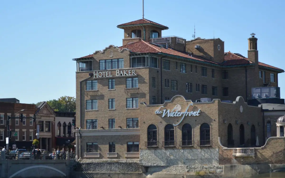 Ein Hotel in einer Stadt