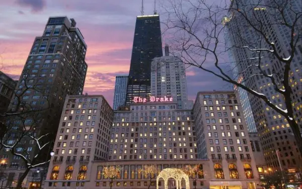 Die Außenfassade des Drake Hotel am Abend bei Sonnenuntergang