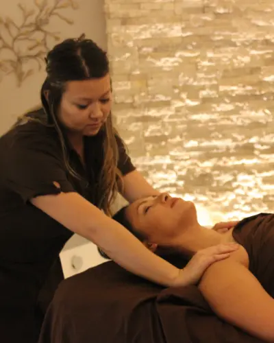 Eine Person, die eine Massage erhält