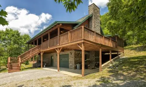 Außenansicht der Premier Cabin, Carbondale an einem sonnigen Tag