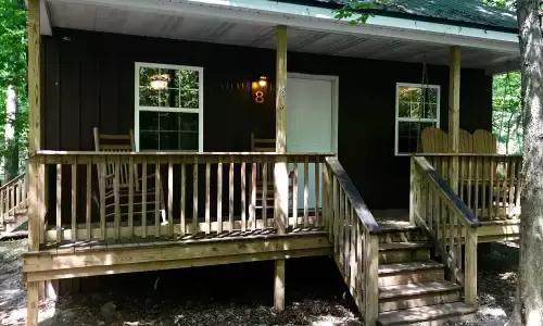 Das Äußere einer von Bäumen umgebenen Hütte