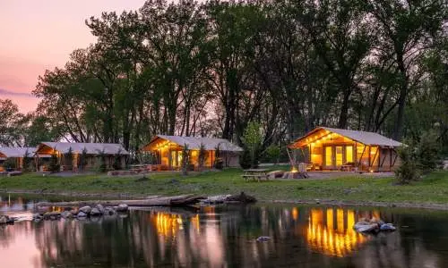 Hütten mit Blick aufs Wasser
