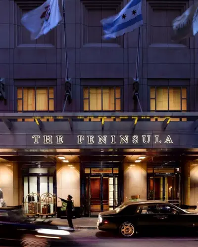 Die Straßenfront des Peninsula Chicago Hotel bei Nacht