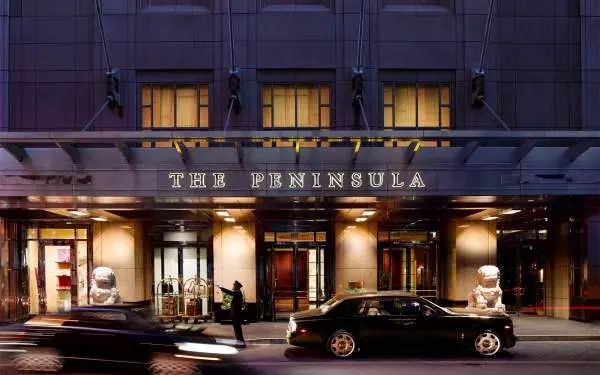 Die Straßenfront des Peninsula Chicago Hotel bei Nacht
