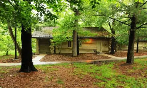 Eine Blockhütte inmitten der Bäume