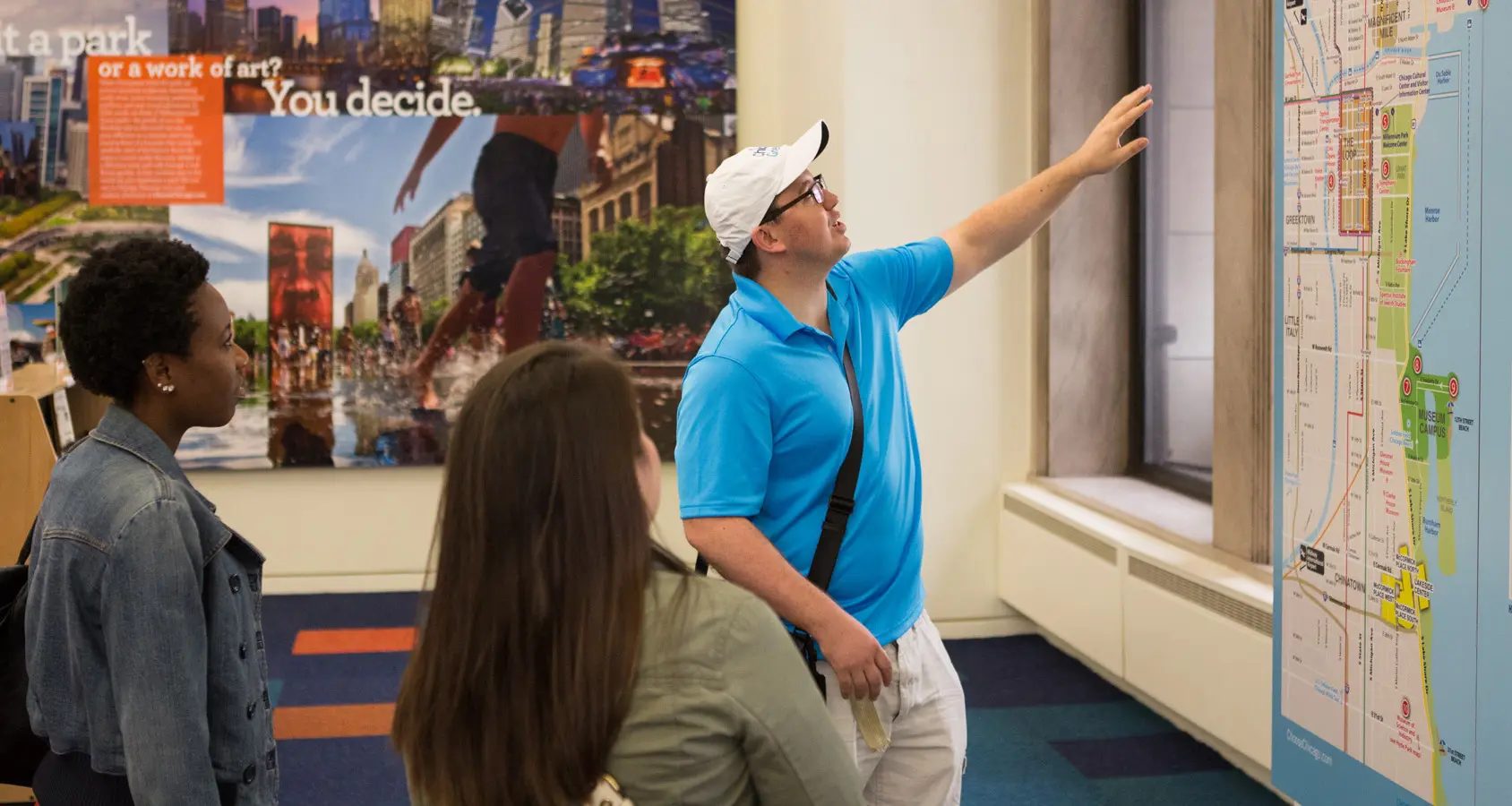 Ein Chicago Greeter spricht mit Besuchern in einem Besucherzentrum.