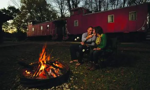 Ein Paar isst an einer Feuerstelle