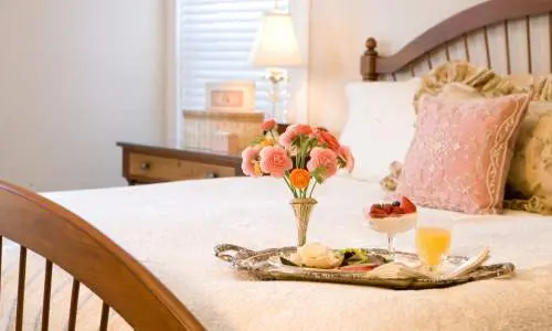 Ein Bett mit Essen auf einem Tablett