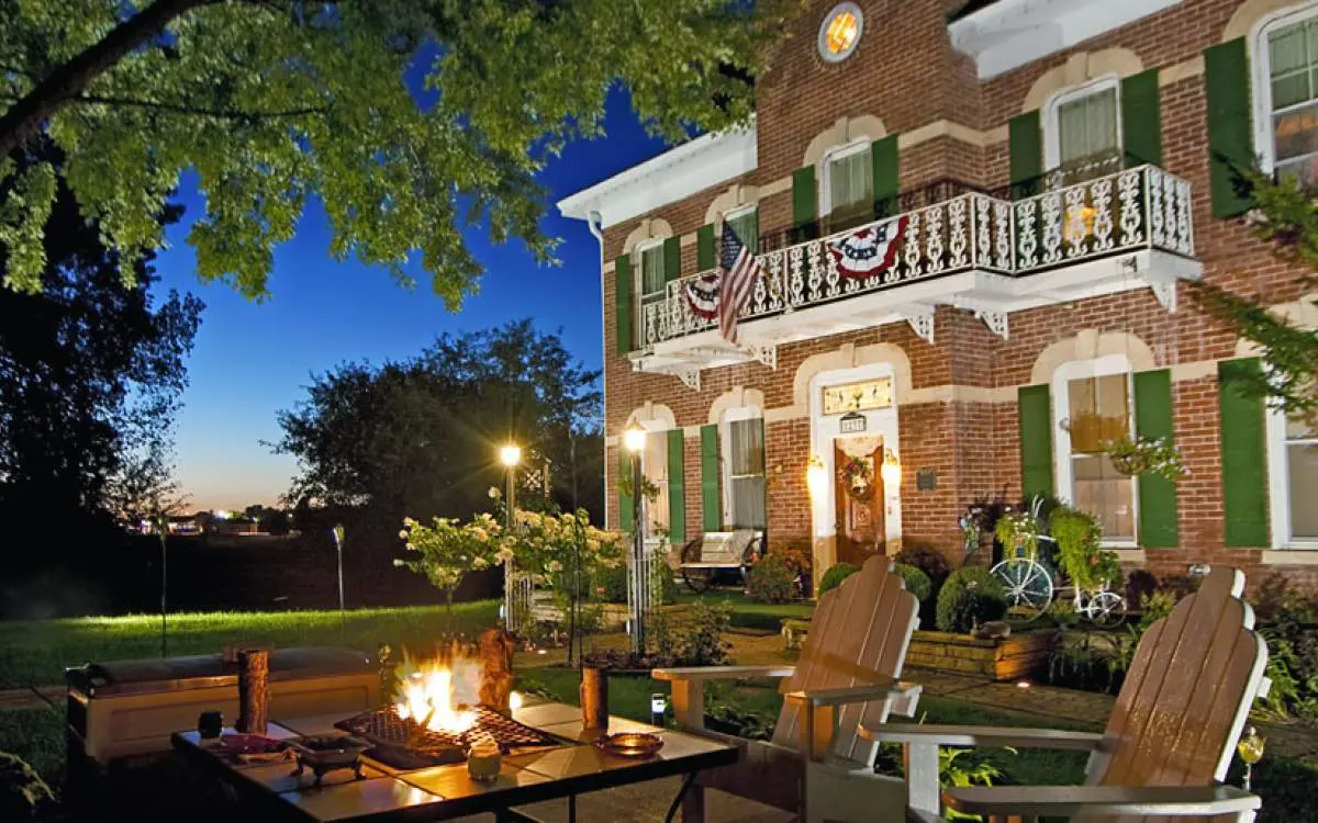 Außenansicht des Cloran Mansion Bed & Breakfast bei Sonnenuntergang.