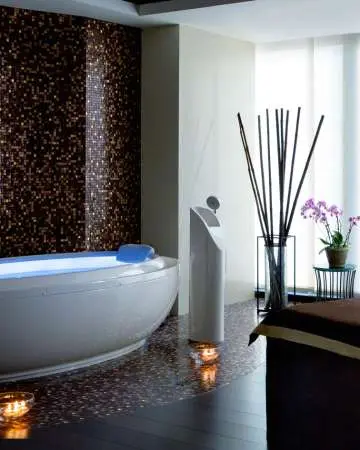 Innenraum eines Spas mit einer Badewanne.