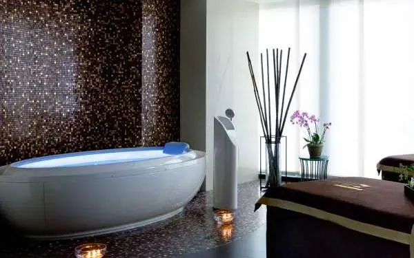 Innenraum eines Spas mit einer Badewanne.