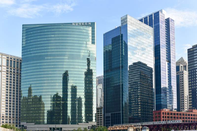 Die geschwungene Glasfassade des Gebäudes 333 West Wacker mit Blick auf den Chicago River