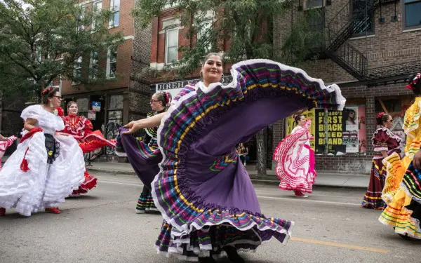 Damen tanzen mit weiten Röcken