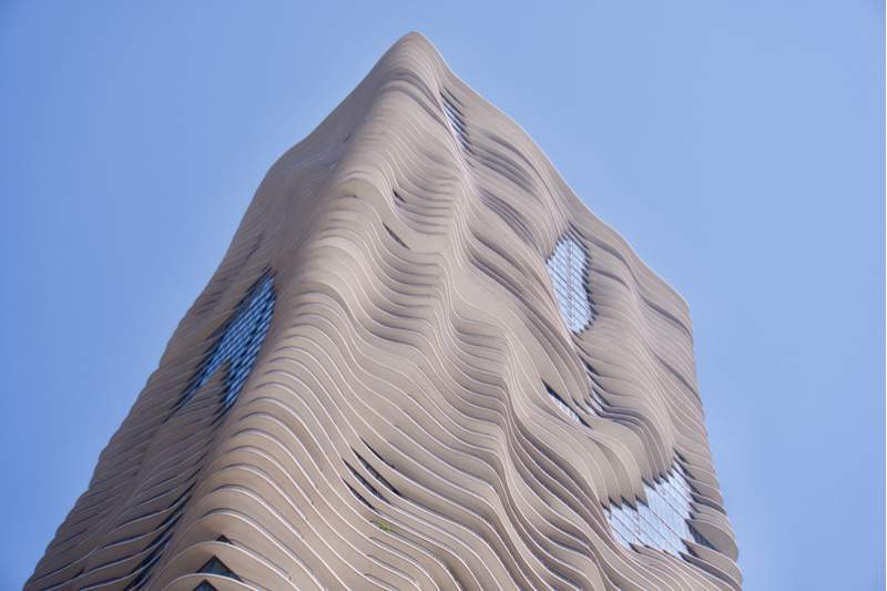 Die wellenförmige Oberfläche des Aqua Building in Chicago