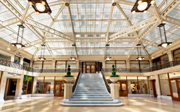 Innenansicht eines Gebäudes mit einer großen Treppe