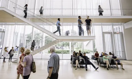 Menschen im Gebäude des Art Institute of Chicago