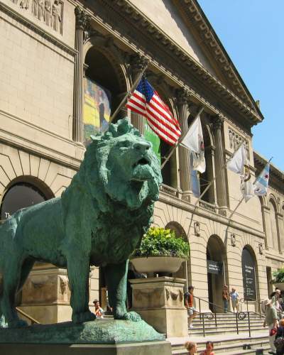 Eine Löwenstatue vor einem großen Museum