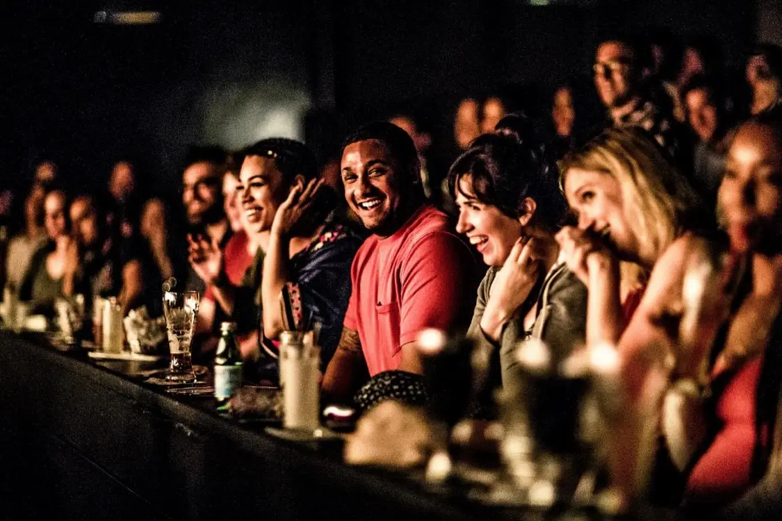 Ein Publikum genießt eine Show bei Second City in Chicago. 