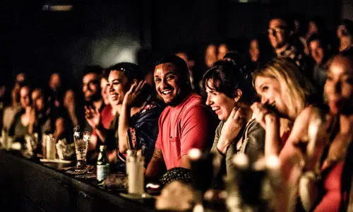Ein Publikum genießt eine Show bei Second City in Chicago.
