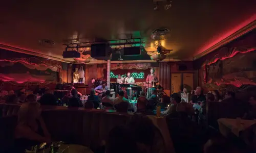 Eine Band spielt in einem schwach beleuchteten Raum in der Kneipe "Green Mill".