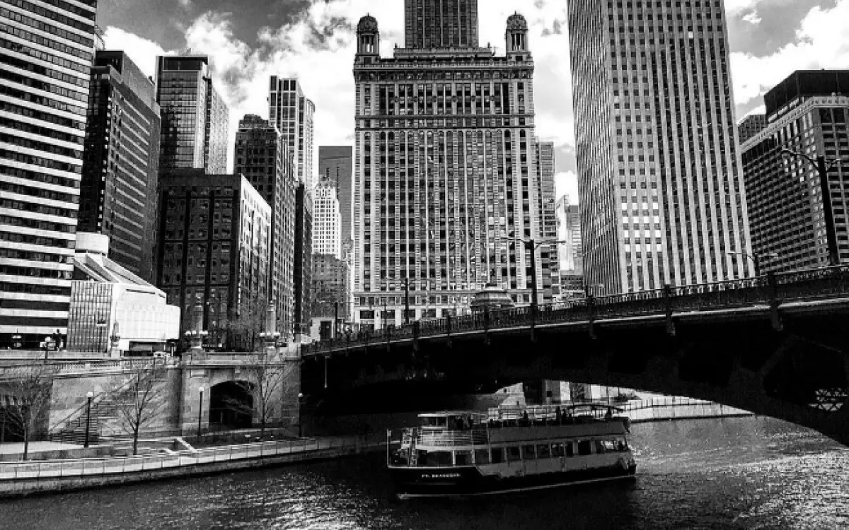 Stadtgebäude und Brücke
