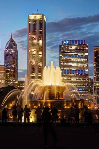 Ein nächtliches Bild des Buckingham-Brunnens und der Skyline von Chicago