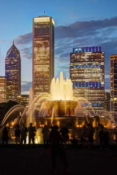 Ein nächtliches Bild des Buckingham-Brunnens und der Skyline von Chicago