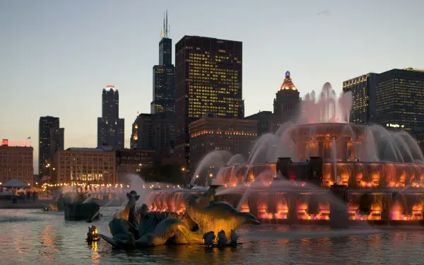 Ein Springbrunnen mit Lichtern