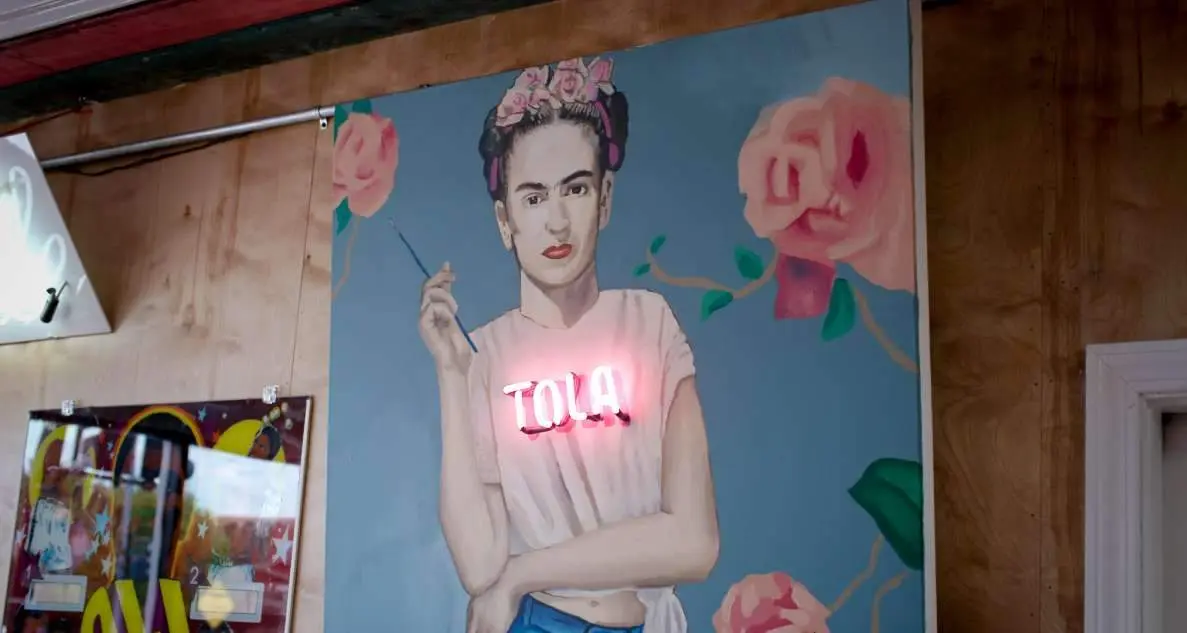 Ein Gemälde einer Frau