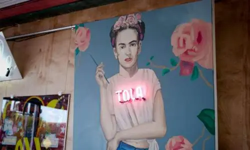 Ein Gemälde einer Frau