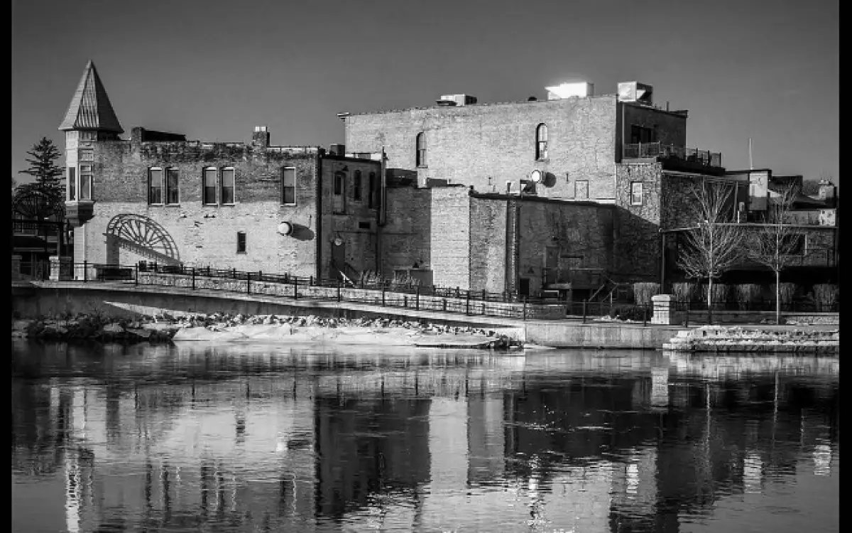 Schloss mit Wasser drum herum