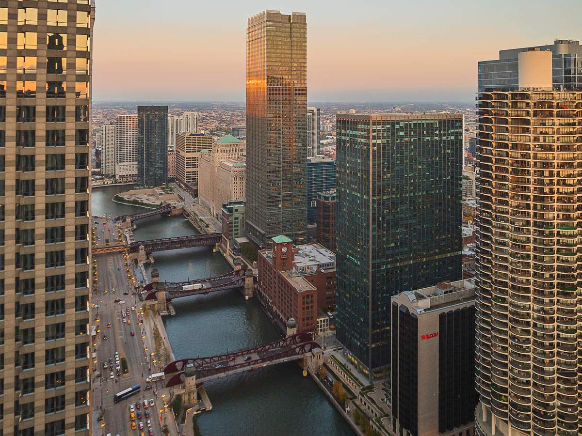 Auf der anderen Seite des Chicago River stehen sich Wolkenkratzer gegenüber.