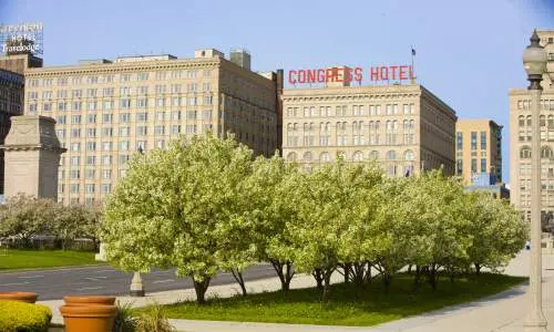 Die Außenseite des Congress Hotels in Chicago bei Tageslicht. 