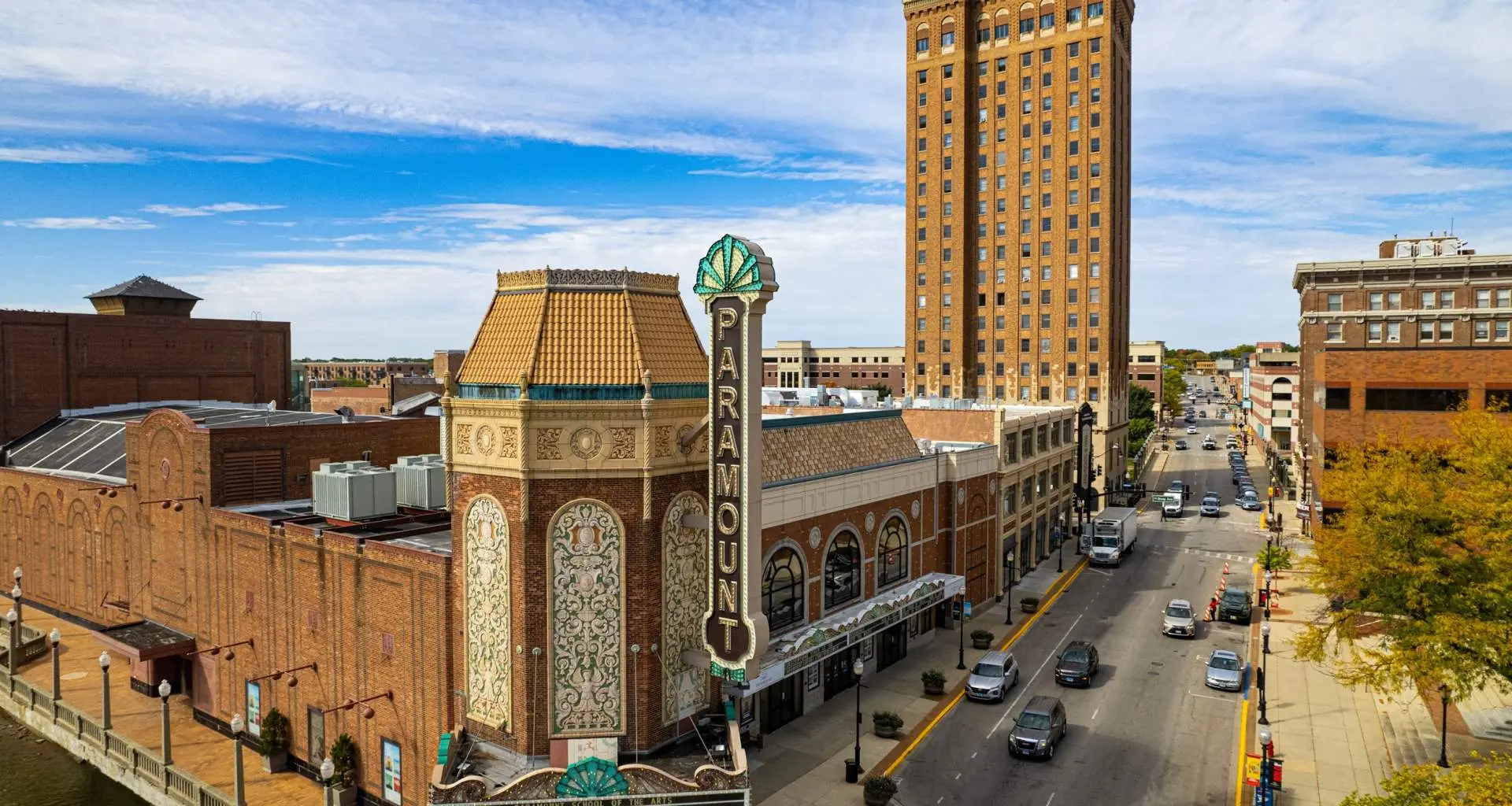 Eine Straße im Stadtzentrum von Aurora, das Paramount Theater im Vordergrund