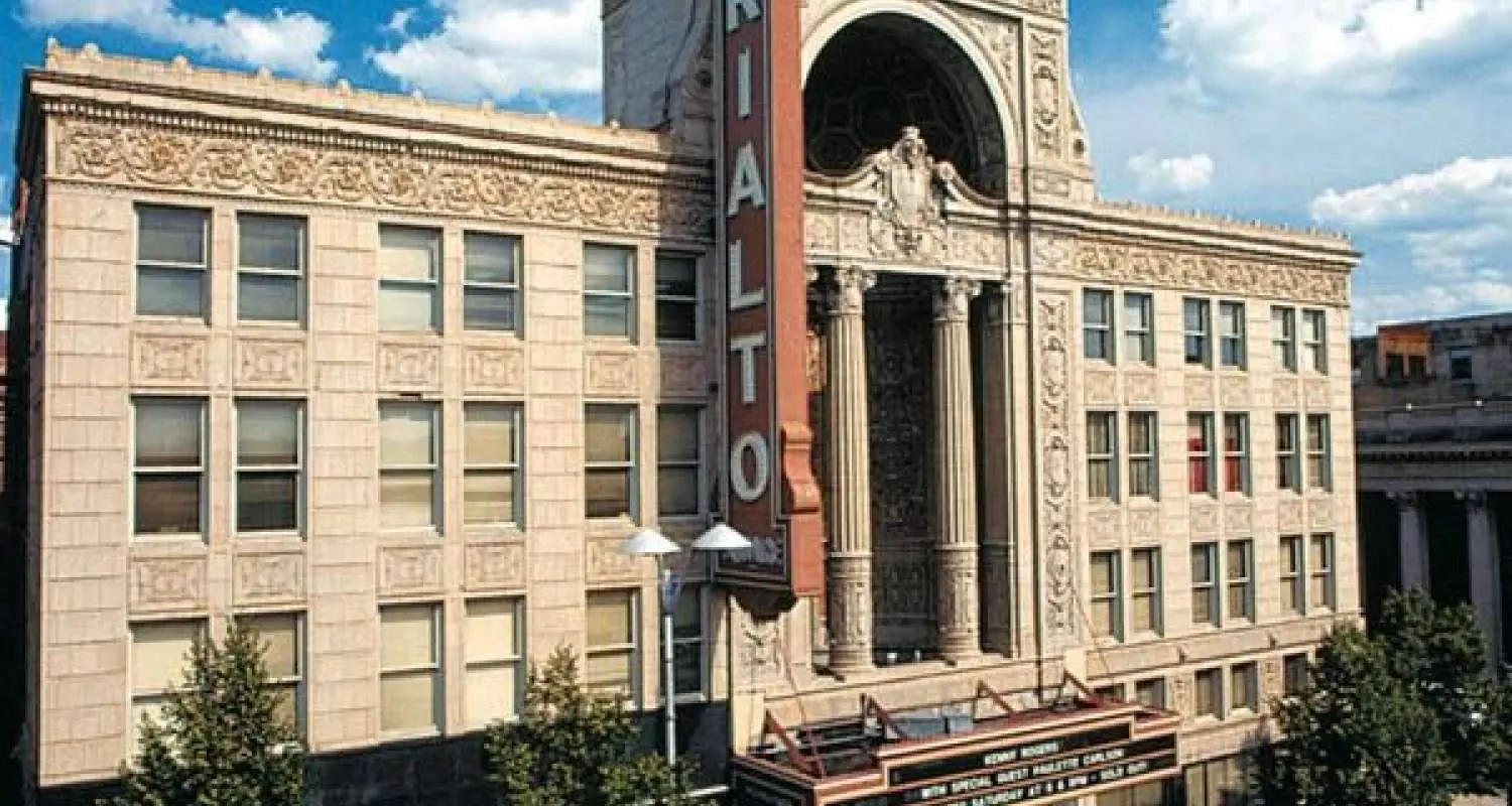Das Äußere des Theaters auf dem Rialto-Platz