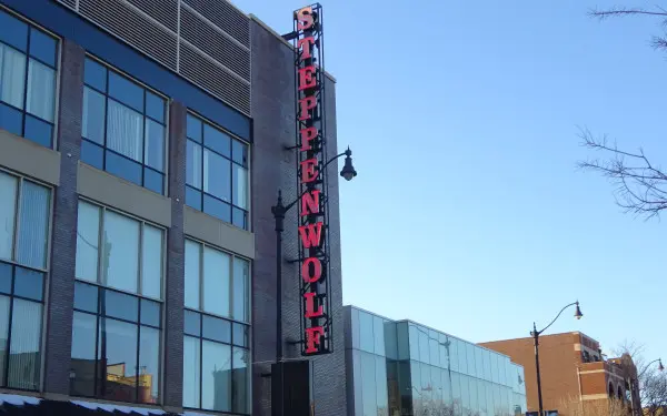 Steppenwolf-Schild an der Außenseite eines Theatergebäudes in Chicago