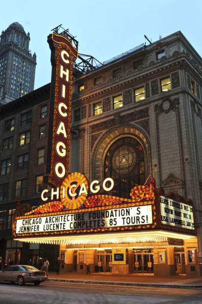 Das Äußere des Chicago Theatre bei Nacht beleuchtet.
