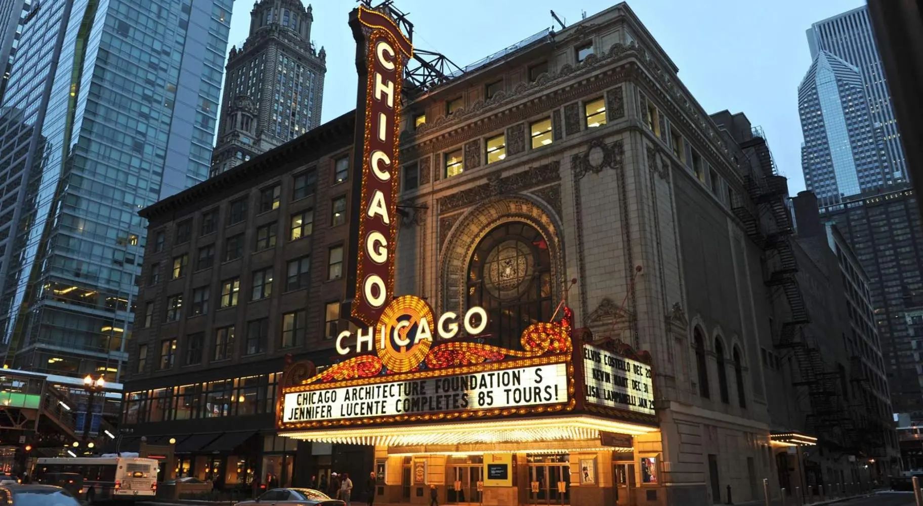 Das Äußere des Chicago Theatre bei Nacht beleuchtet.
