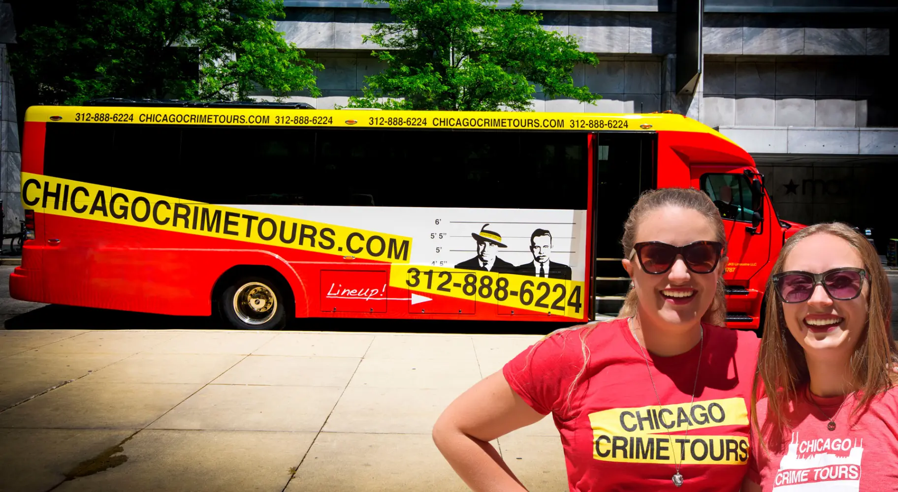 Frauen vor einem Bus