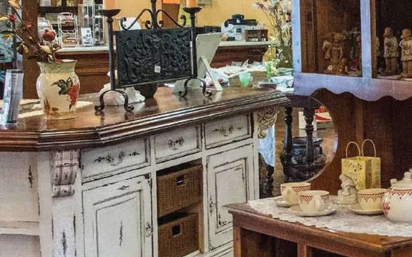 Ein Geschäft mit rustikalen handgefertigten Waren